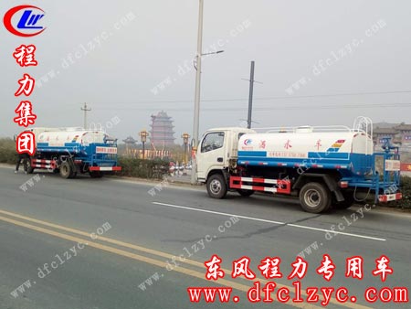两台小霸王多功能洒水车停靠在路边等待客户试车