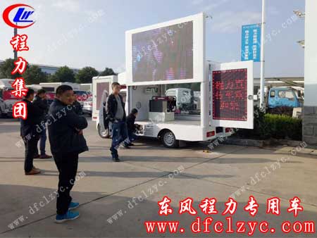 王先生和他朋友正在看车中