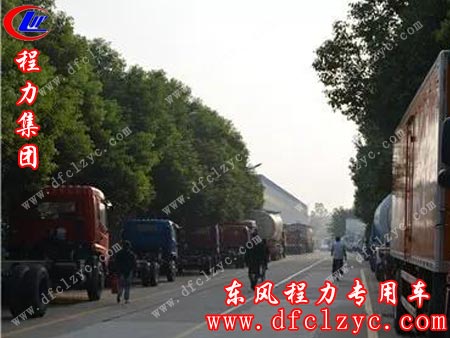 湖北程力工业园内的行走的员工