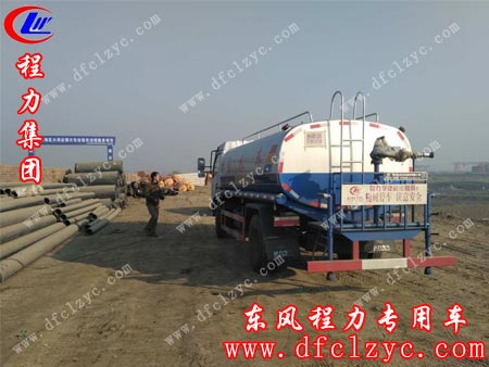 湖北程力多利卡洒水车到达目的地等待验车