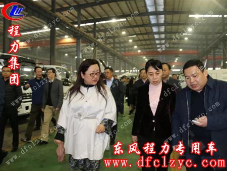 参观湖北程力车间现场，市委书记陈安丽（左二）变身超级“工业导游”一边听取程阿罗总经理（右一）工作汇报，一边充当义务宣传员。