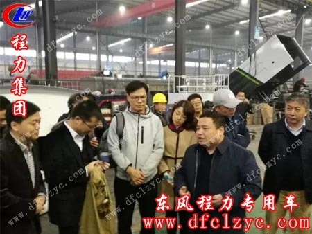 程阿罗总经理（右二）现场讲解，副市长吴超明（右一）当即点评褒扬。