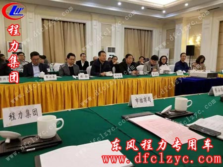 座谈交流会上，柯建生总裁（左三）、魏宝康院长（右三）与嘉宾们谈笑风生气氛热烈坦诚祥和。
