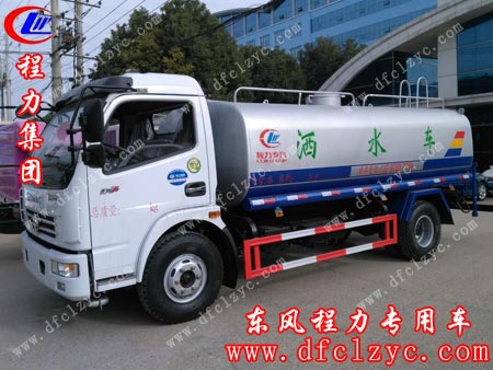 湖北程力集团东风大多利卡在湖北程力专用汽车有限公司大门口准备出发