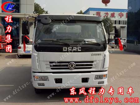 上图为东风大多利卡洒水车准备出厂