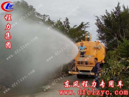 湖北程力集团东风后双桥22吨洒水车正在试水中