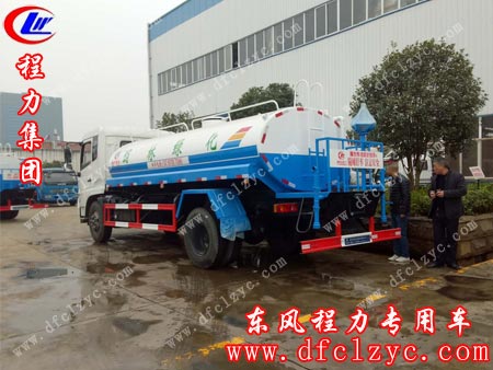 上图为湖北程力东风天锦洒水车试水中