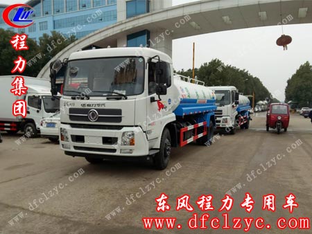 上图为湖北程力东风天锦洒水车准备出发