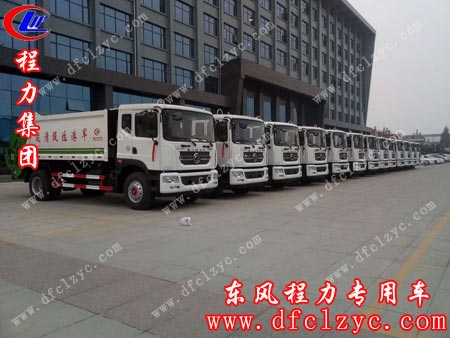 上述图为压缩垃圾车停靠在程力楼下准备发车