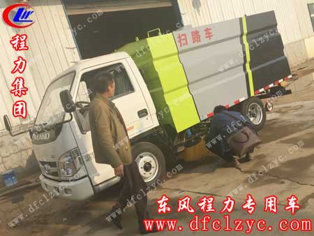 孙先生看湖北程力福田扫路车图片
