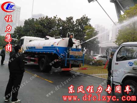 湖北程力司机教用户使用东风天锦洒水车