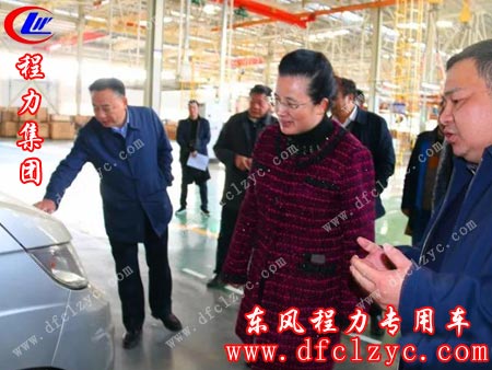 程阿罗总经理（右一）如数家珍地向郭市长介绍新能源车的情况