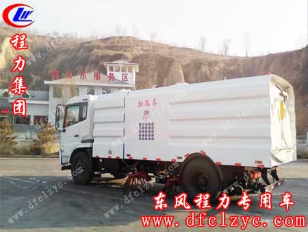 湖北程力东风天锦扫路车经过服务区