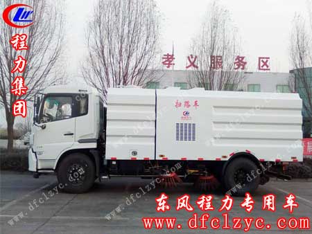 湖北程力东风天锦扫路车经过孝义服务区