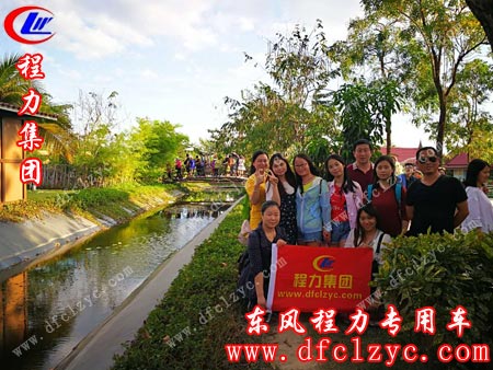 上述图为程力集团销售一部人员在芭提雅合影留恋