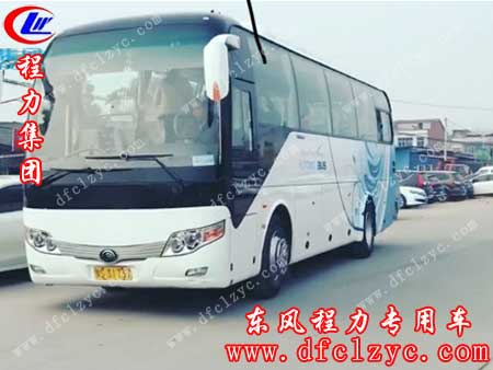 旅游大巴到来之际