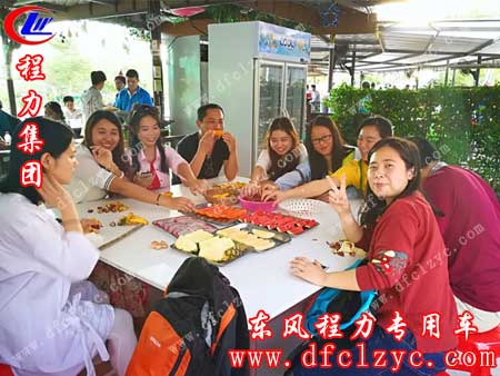销售精英们集体吃喝玩乐