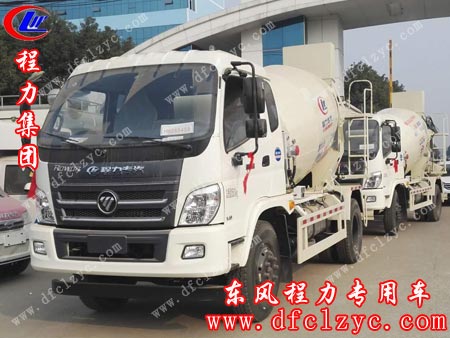 湖北程力专用汽车有限公司的福田瑞沃四方搅拌车准备出厂