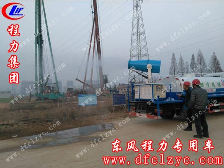 湖北程力送车师傅已抵达目的地，正在与客户进行验车工作。
