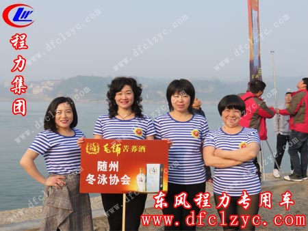 江水碧绿养眼，冬泳美女姐姐健美迷人