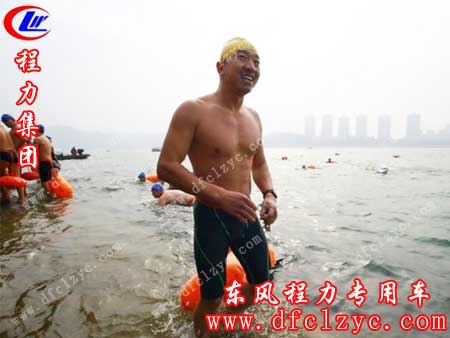 荣获男子D组第一名--袁军