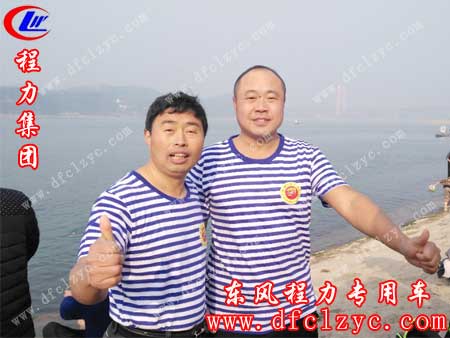 冬泳队员：刘之军（左）、吴洋（右）