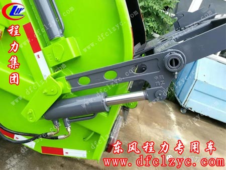 上图为湖北程力集团压缩垃圾车