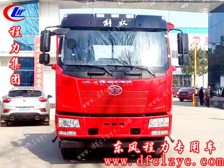 湖北程力集团解放J6平板运输车整装待发，在程力专用汽车股份有限公司大门口拍照留影
