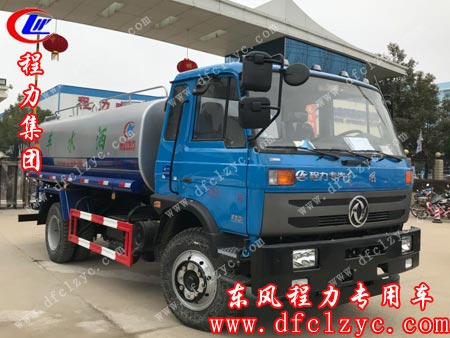 程力专用汽车股份有限公司的东风145洒水车准备出厂