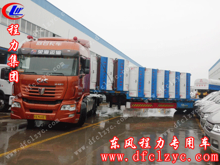 上图为程力集团长安勾臂垃圾车装车结束出发图片