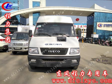 上述图为依维柯冷藏车出厂照
