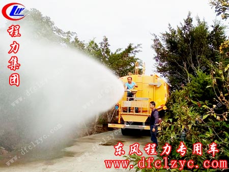 湖北程力集团22吨东风后双桥洒水车喷洒效果图