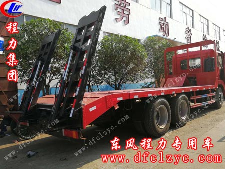 齐星后八轮平板运输车后侧面