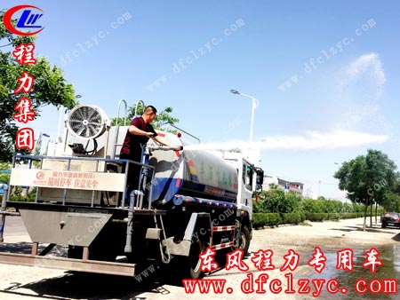 客户亲自操作湖北程力东风D9喷雾车
