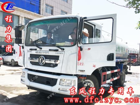 送车贾师傅教导客户如何操作湖北程力东风D9喷雾车