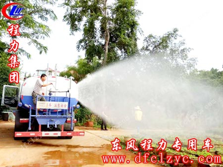 湖北程力集团14吨东风D9洒水车在客户所在地试水效果图