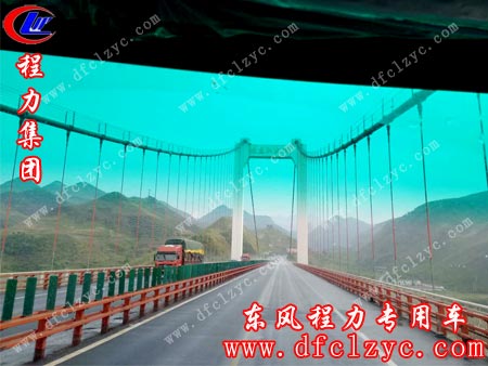 湖北程力集团14吨东风D9洒水车在盘江大桥上行驶