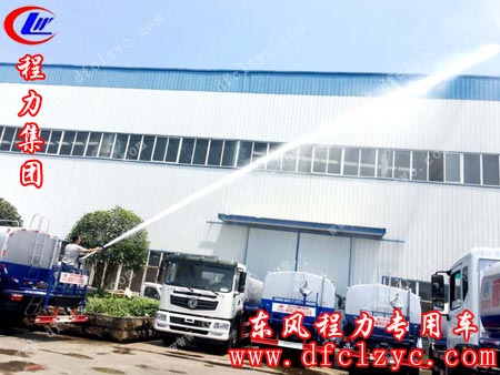 上图为湖北程力东风D9洒水车在厂内试水中