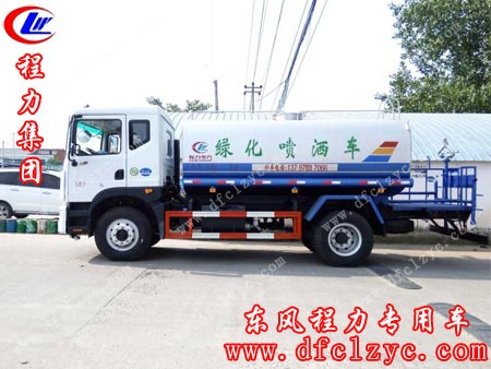 上图为湖北程力东风D9洒水车整装待被准备发车