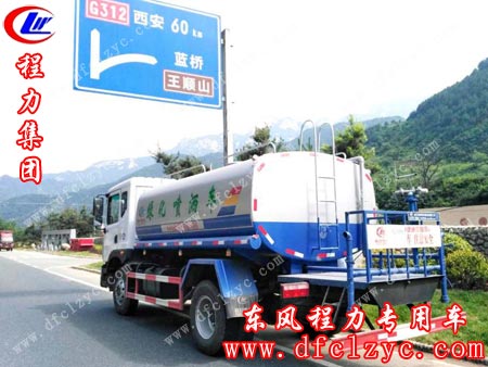 上图为湖北程力东风D9洒水车途径此地