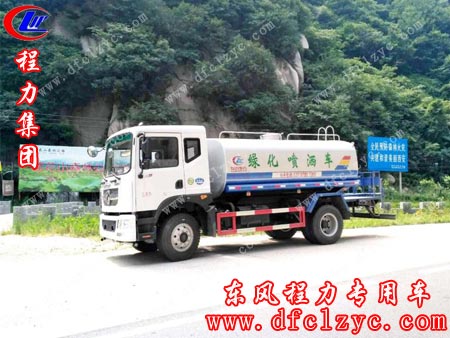 上图为湖北程力东风D9洒水车途径此地