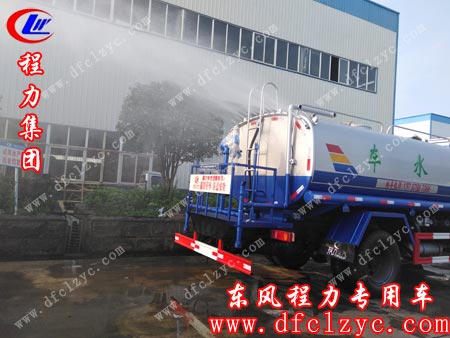 东风145洒水车试车