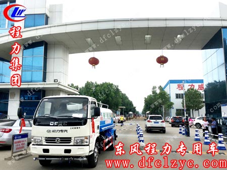 5方洒水车准备出厂图
