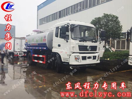 上图为湖北程力东风专底洒水车试水中