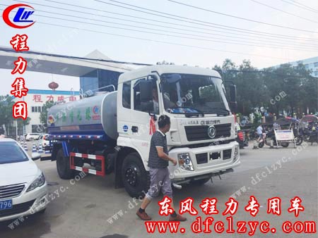 上图为湖北程力东风专底洒水车准备发车