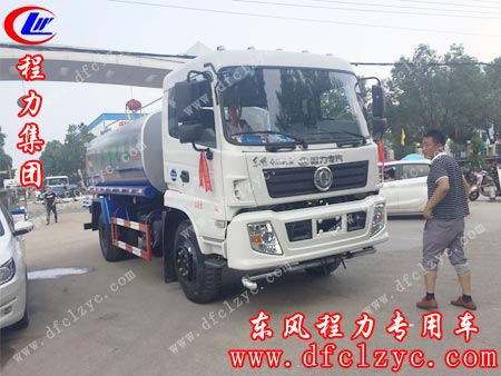 上图为湖北程力东风专底洒水车准备发车