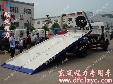 上图为湖北程力东风多利卡清障车