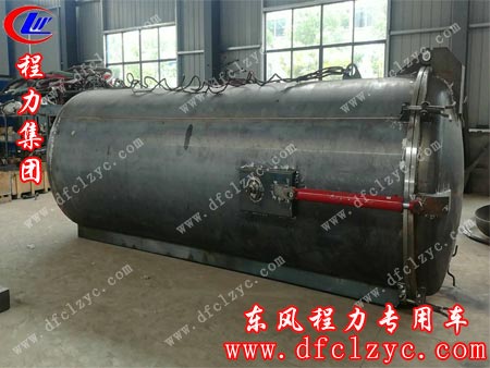 湖北程力东风天锦吸污车至制罐中