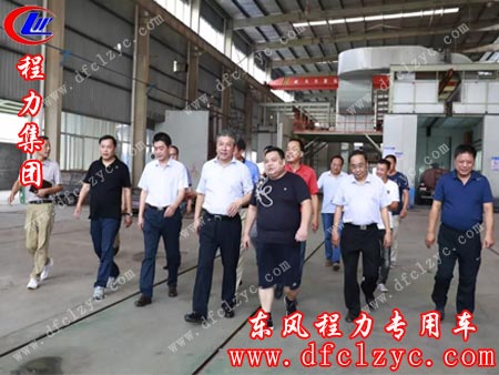 程阿罗总经理（右三）、常务副总经理程国强（左一）陪同随州市副市长吴超明（左四）视察标准化油漆生产线车间现场