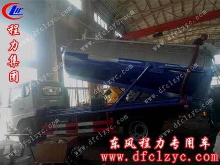上图为湖北程力东风天锦吸污车生产中